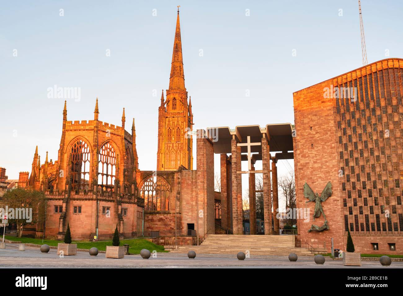 Vieilles et nouvelles cathédrales de Coventry au lever du soleil au printemps. Coventry, West Midlands, Angleterre Banque D'Images