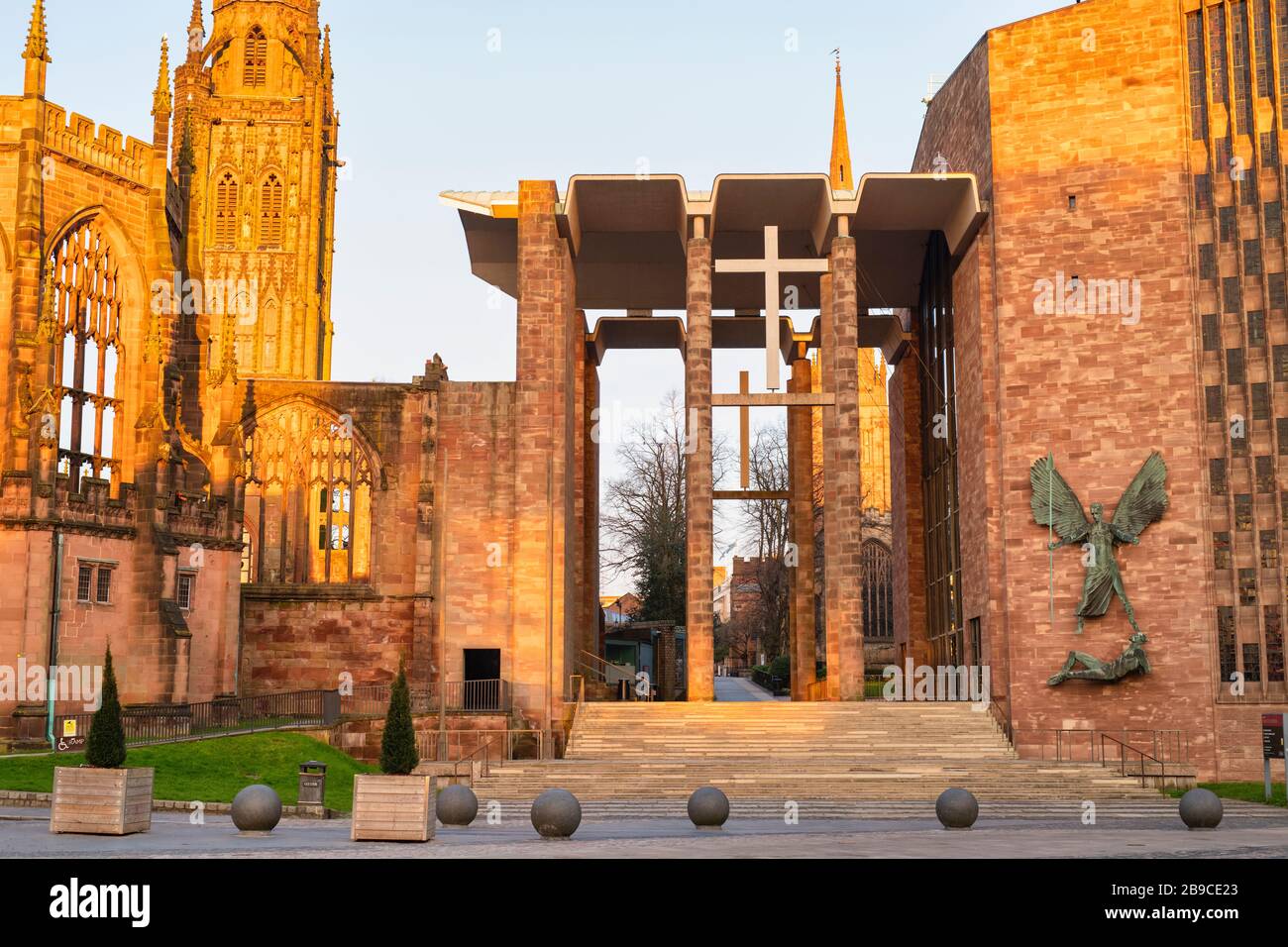 Vieilles et nouvelles cathédrales de Coventry au lever du soleil au printemps. Coventry, West Midlands, Angleterre Banque D'Images