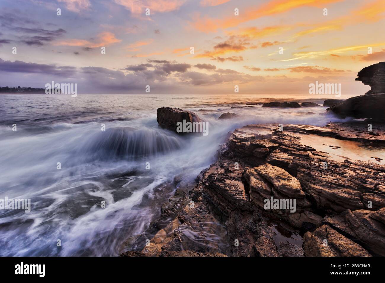 Lever du soleil panoramique sur la côte de l'océan Pacifique des plages du nord de Sydney au large de Turimetta Head. Banque D'Images