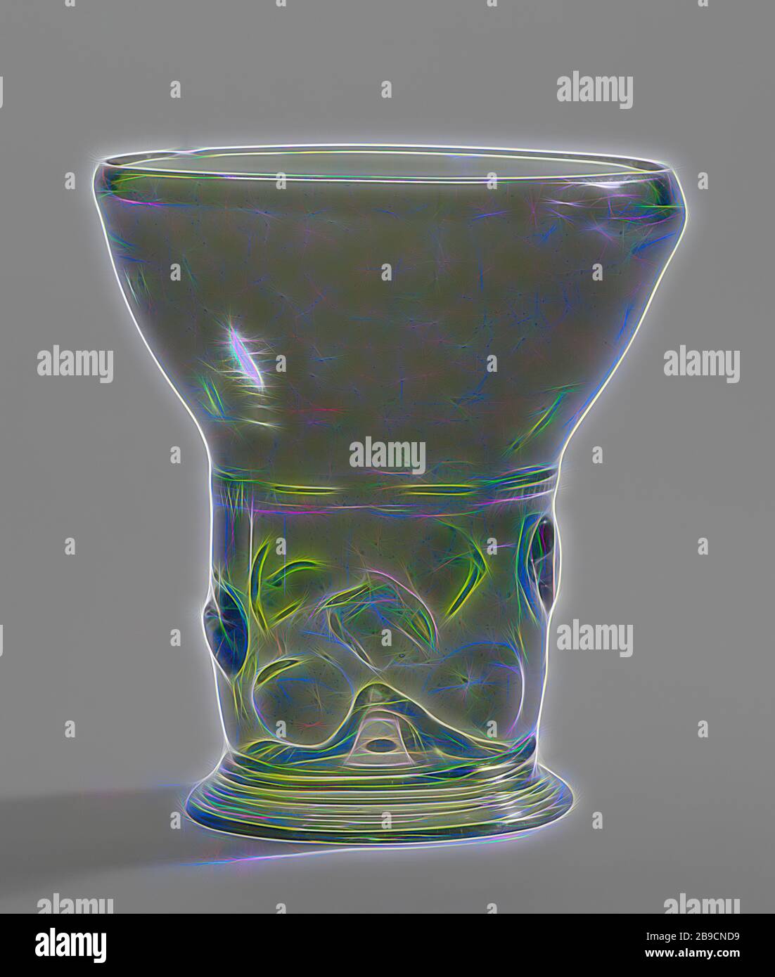 Prunted Beaker (Berkemeyer), Pays-Bas, 1650 - 1675, verre vert jaunâtre foncé sans éclat avec décoration appliquée, 18,7 x 16,4 cm (7 3,8 x 6 7,16 po, réinventé par Gibon, design de gaie chaleureuse de luminosité et de rayonnement de rayons lumineux. L'art classique réinventé avec une touche moderne. La photographie inspirée du futurisme, qui embrasse l'énergie dynamique de la technologie moderne, du mouvement, de la vitesse et révolutionne la culture. Banque D'Images Prunted Beaker (Berkemeyer), Pays-Bas, 1650 - 1675, verre vert jaunâtre foncé sans éclat avec décoration appliquée, 18,7 x 16,4 cm (7 3,8 x 6 7,16 po, réinventé par Gibon, design de gaie chaleureuse de luminosité et de rayonnement de rayons lumineux. L'art classique réinventé avec une touche moderne. La photographie inspirée du futurisme, qui embrasse l'énergie dynamique de la technologie moderne, du mouvement, de la vitesse et révolutionne la culture. Banque D'Images