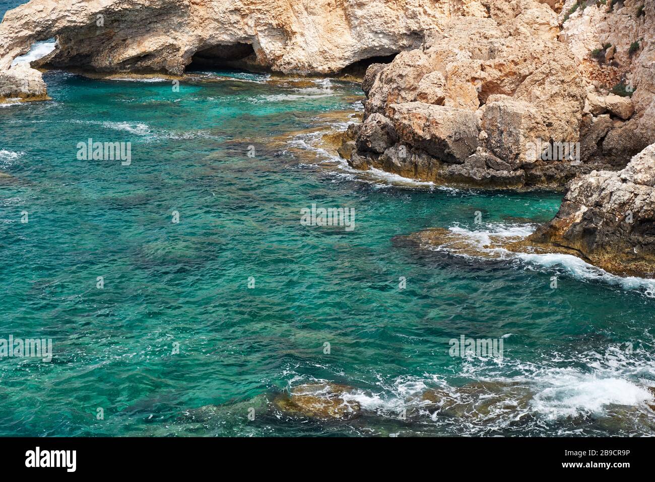 Une eau émeraude limpide près des rochers du Cap Greco. Chypre Banque D'Images