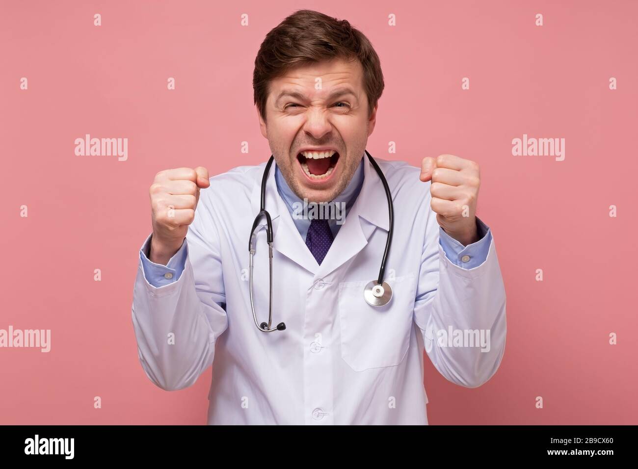 Chinois asiatique homme frustré médecin fou hurlant de fond blanc isolé Banque D'Images