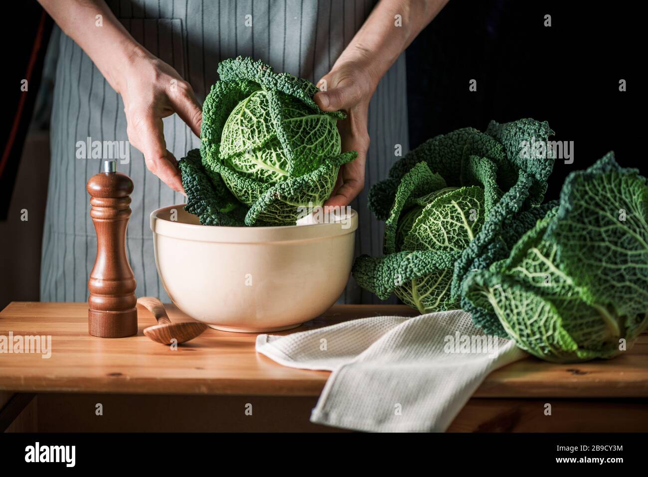 Laver les mains le chou de savoie. Légumes avec de l'eau dans le bol. Cuisine végétarienne et concept de régime végétalien. Préparation ou cuisson des repas Banque D'Images