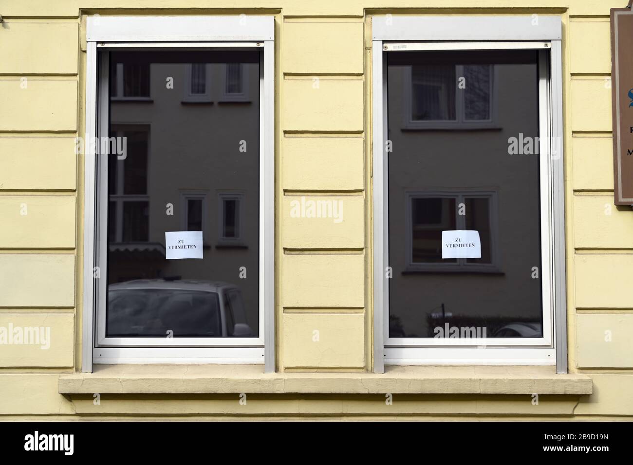 Kassel, Allemagne. 19 mars 2020. Des feuillets de papier avec l'inscription 'à louer' pendent dans la fenêtre d'un immeuble d'appartements. Crédit: Uwe Zucchi/dpa/Alay Live News Banque D'Images