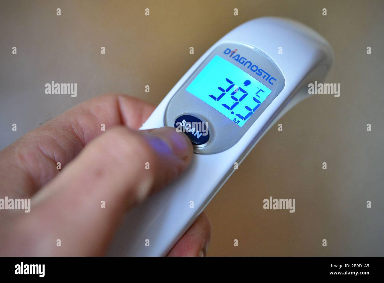 Thermomètre numérique médical sans contact, mesure de la température,  symptômes, fièvre (CTK photo/Petr Svancara Photo Stock - Alamy