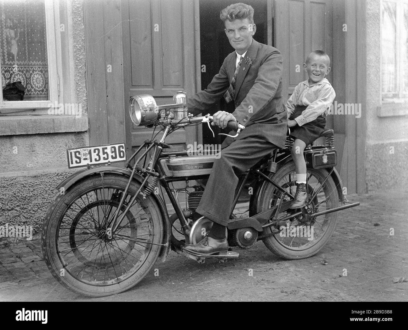 Homme et un enfant en riant sur une moto Triumph à Diepholz. [traduction  automatique] Photo Stock - Alamy