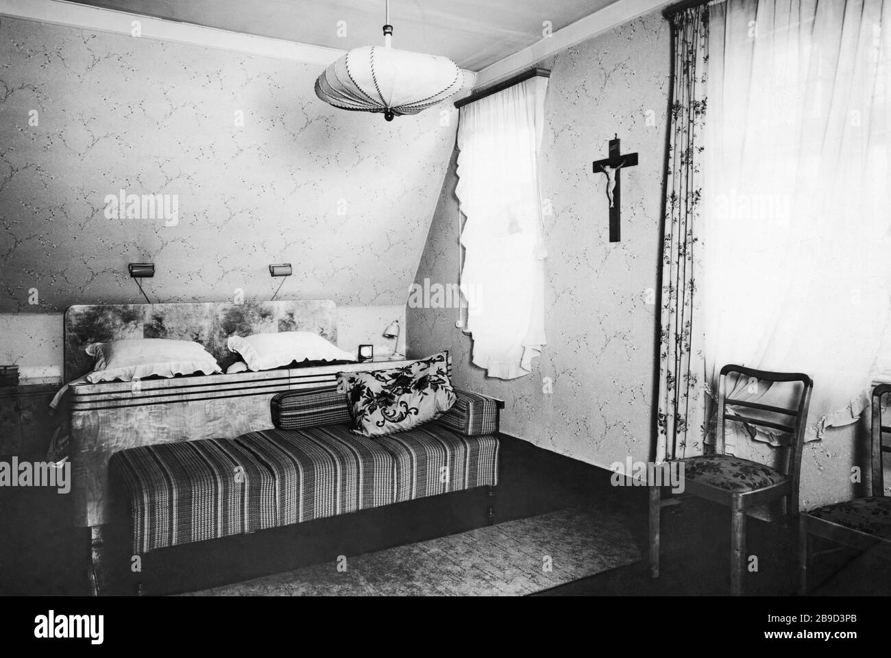 La chambre principale meublée bourgeoise avec un lit double traditionnel  dans la villa de service d'un directeur de mine à Hindenburg. [traduction  automatique] Photo Stock - Alamy