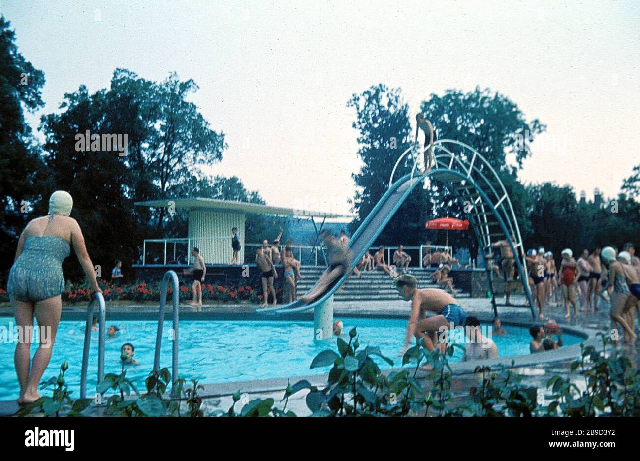 Un toboggan dans une piscine en plein air à Ochsenfurt. [traduction  automatique] Photo Stock - Alamy