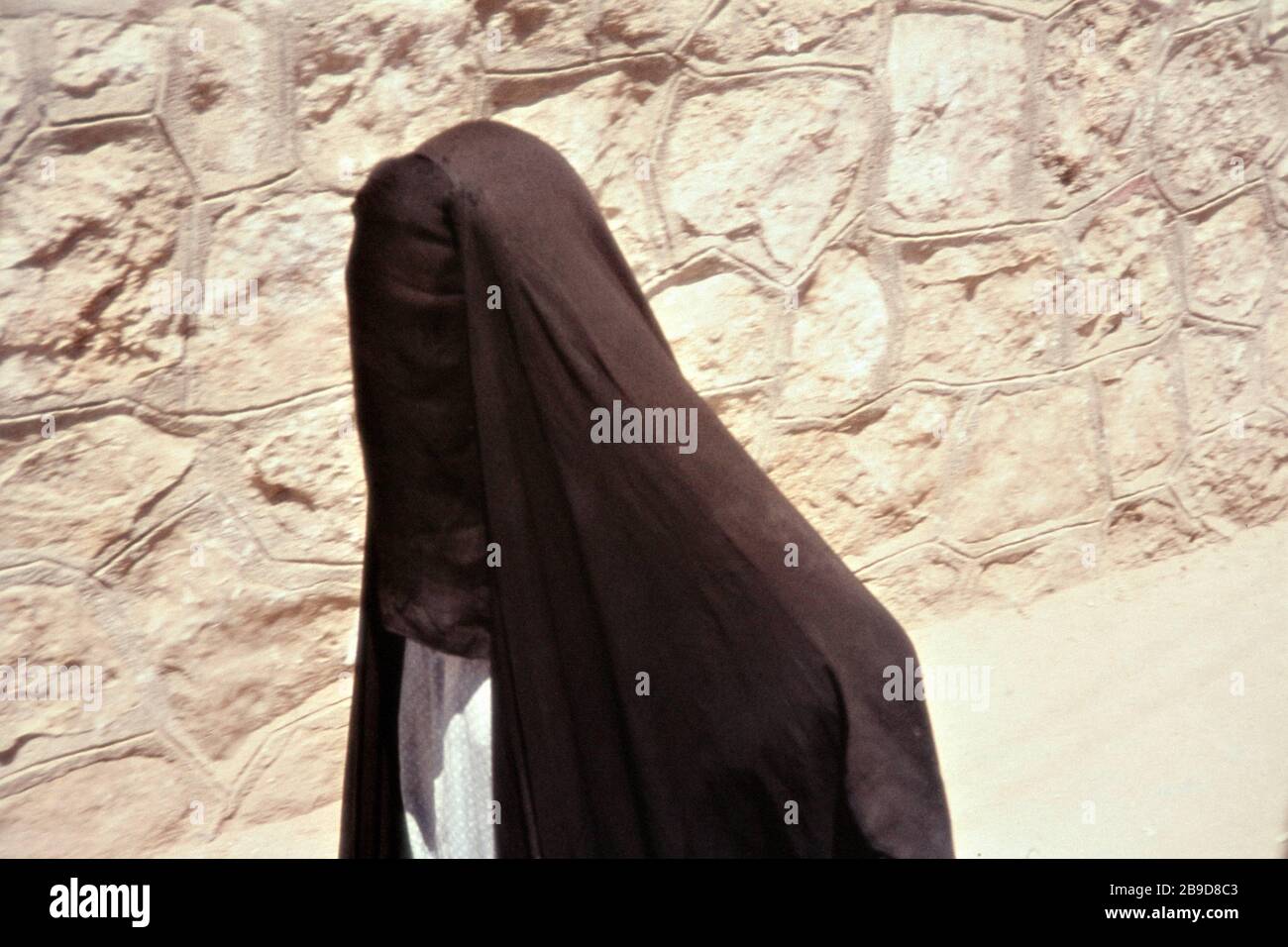 Une femme voilée contre un mur à Mossoul. [traduction automatique] Photo  Stock - Alamy