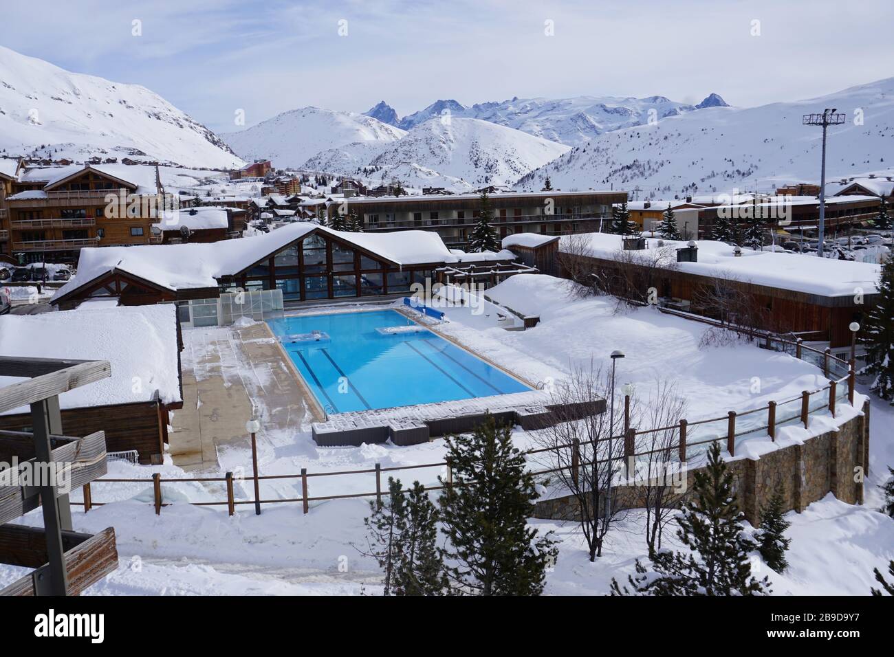 Piscine extérieure avec vue sur la station de ski d'Alpe d'Huez, en France,  pour une journée d'hiver froide et claire Photo Stock - Alamy