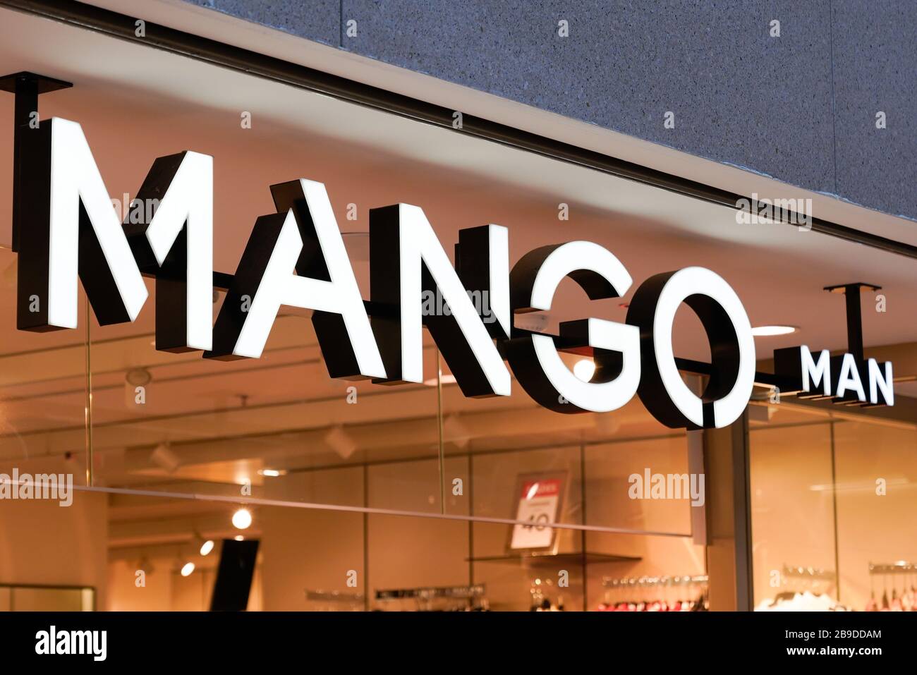 Bordeaux , Aquitaine / France - 01 22 2020 : Mango man logo habillement  magasin espagnol boutique avant signe dans la rue Photo Stock - Alamy