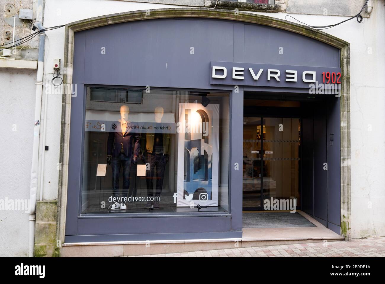 Bordeaux Aquitaine France 02 21 2020 Devred 1902 logo MAN marque vetements Boutique signe hommes boutique Photo Stock Alamy