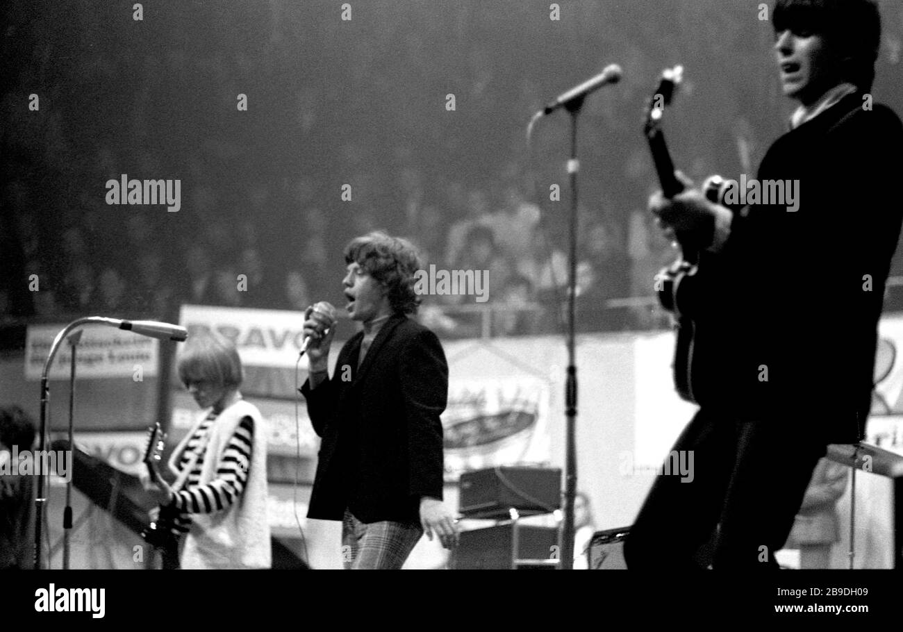 Le guitariste Brian Jones, la chanteuse Mick Jagger et le bassiste Bill  Wyman (de gauche à droite) lors du premier concert du groupe rock Rolling  Stones en Allemagne à Halle Münsterland à