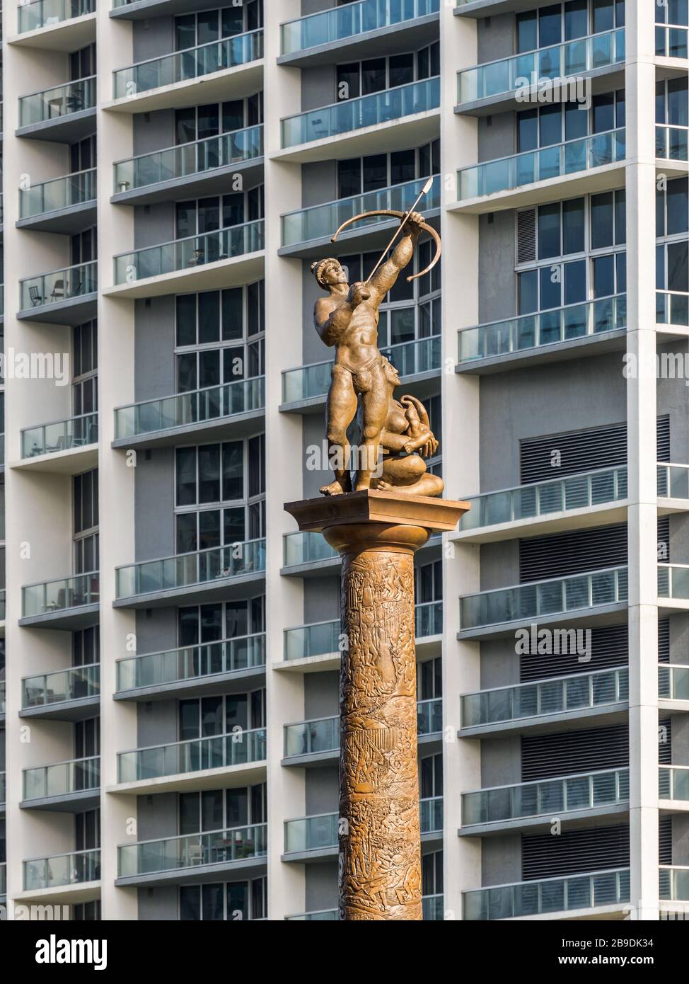 Miami, FL, États-Unis - 20 avril 2019 : les indiens Tequesta étaient les habitants d'origine de Miami. Une statue d'un couple indien gèle le Bricke Banque D'Images