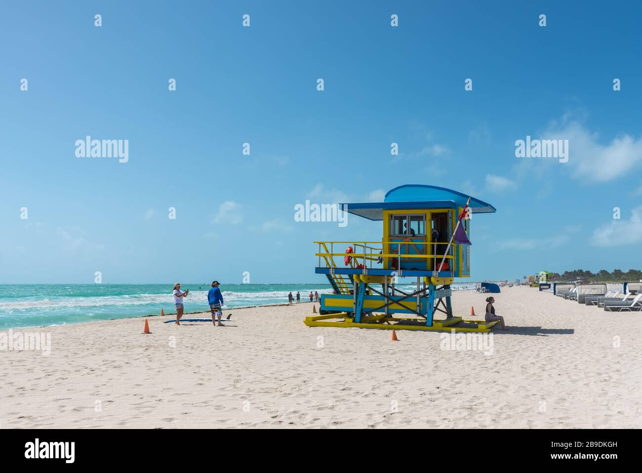 Miami, FL, USA - Le 19 avril 2019 : Le sauveteur tour dans un style Art Déco, avec ciel bleu et l'océan Atlantique à l'arrière-plan. Célèbre billet loca Banque D'Images