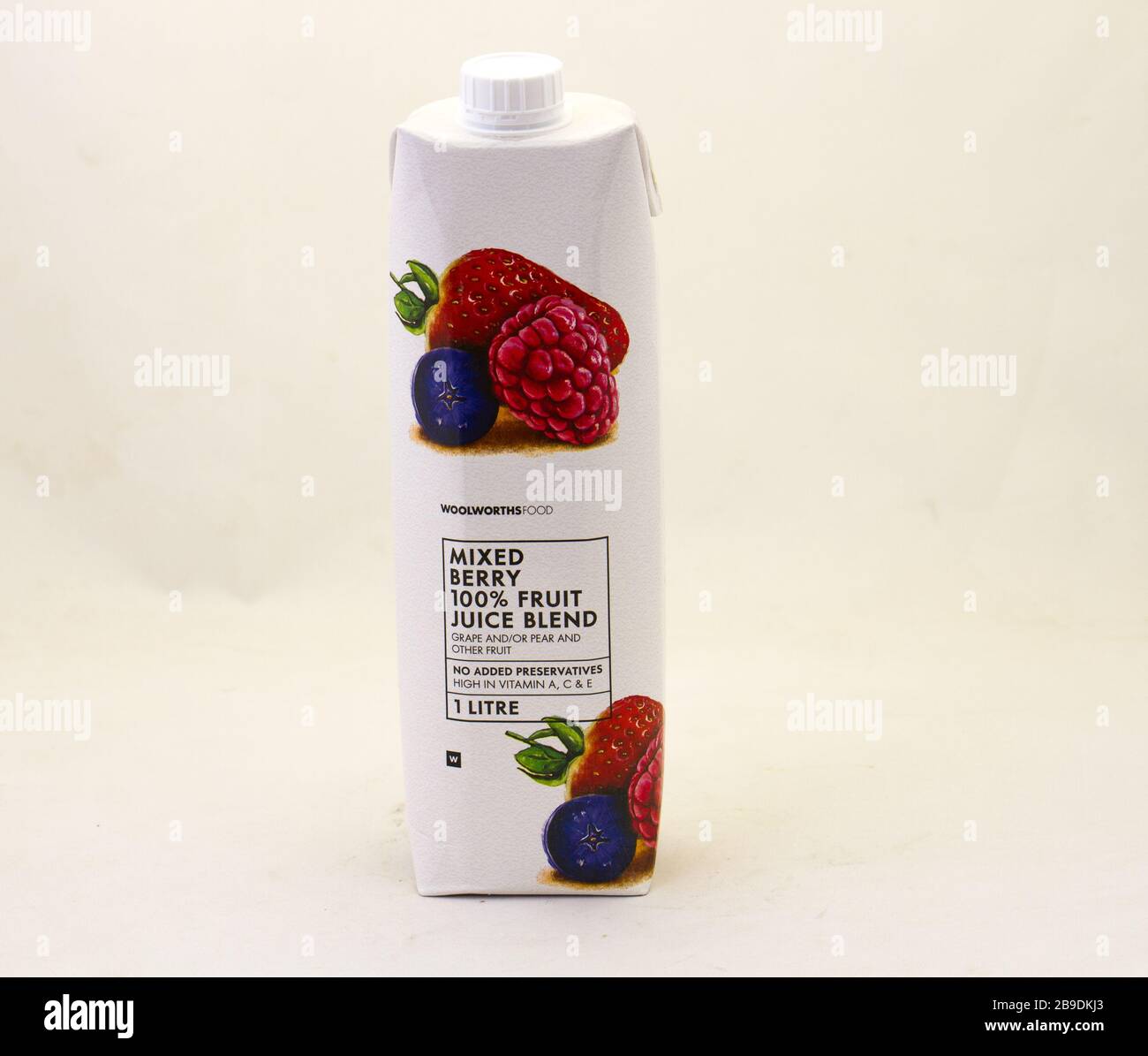 Alberton, Afrique du Sud - un récipient de Woolworths Food mélange de jus de fruits de baies mélangés isolé sur une image claire de fond avec espace de copie Banque D'Images