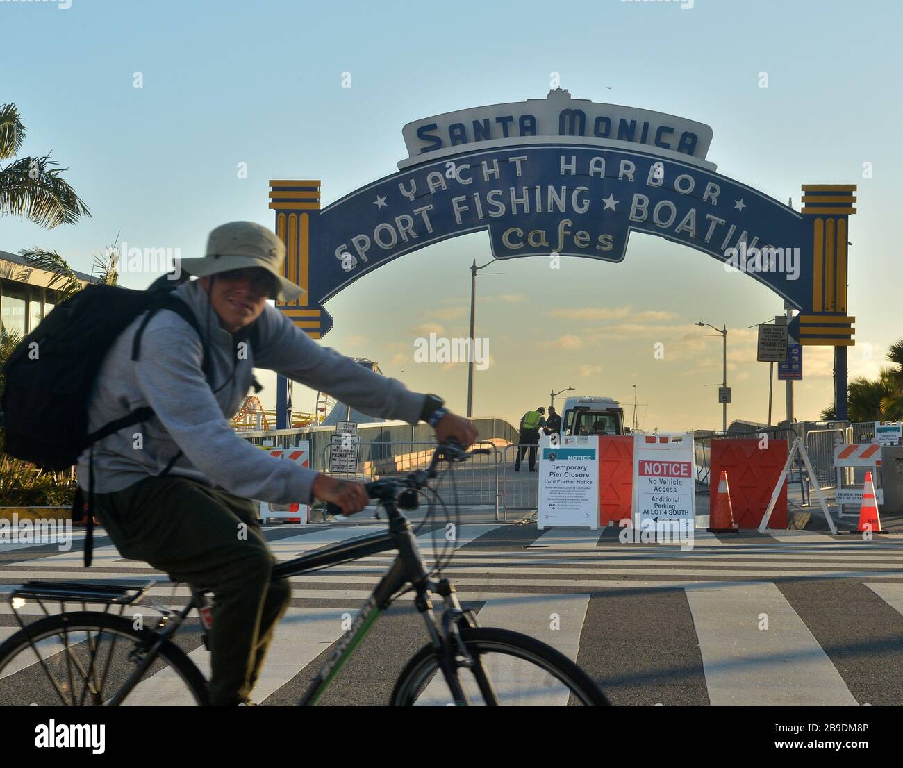 Los Angeles, Californie, États-Unis . 24 mars 2020. La jetée de Santa Monic est fermée jusqu'à nouvel ordre le lundi 23 mars 2020. Le maire de Los Angeles, Eric Garcetti, a fermé les sports et les loisirs dans les parcs de la ville de Los Angeles et a fermé le parking sur les plages de la ville après avoir vu trop de personnes à proximité des plages, des sentiers et des parcs. Garrett a demandé aux résidents de rester à la maison et de sauver des vies. Les distances sociales demandent aux gens de rester au moins à six pieds d'écart. Crédit: UPI/Alay Live News Banque D'Images