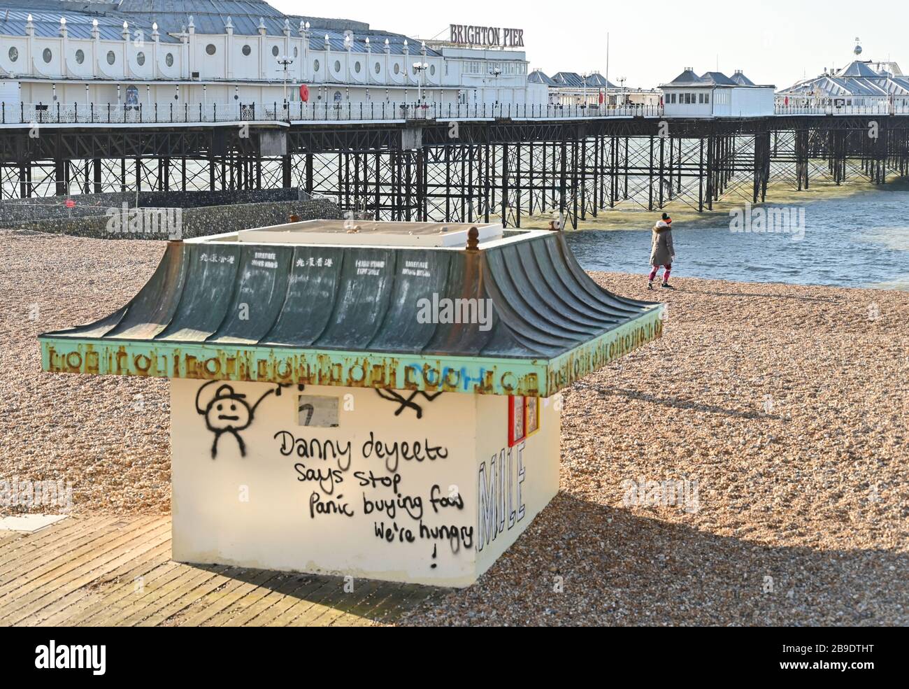 Brighton Royaume-Uni 24 mars 2020 - arrêtez les graffitis Panic d'achat par Brighton Palace Pier lors d'une belle matinée ensoleillée pendant la crise pandémique de Coronavirus COVID-19 . Crédit: Simon Dack / Alay Live News Banque D'Images