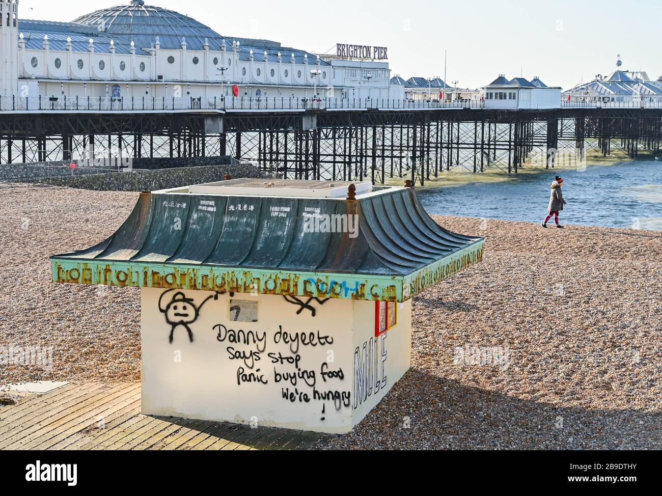 Brighton Royaume-Uni 24 mars 2020 - arrêtez les graffitis Panic d'achat par Brighton Palace Pier lors d'une belle matinée ensoleillée pendant la crise pandémique de Coronavirus COVID-19 . Crédit: Simon Dack / Alay Live News Banque D'Images