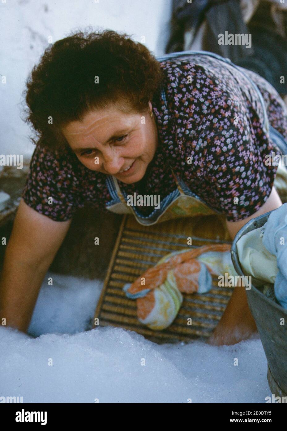 Une femme fait la lessive, pendue sur une baignoire. [traduction  automatique] Photo Stock - Alamy