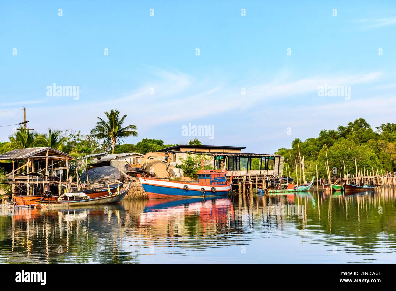 Amarré des bateaux sur Ko Yao Noi, une île au large de Phuket dans le sud de la Thaïlande Banque D'Images