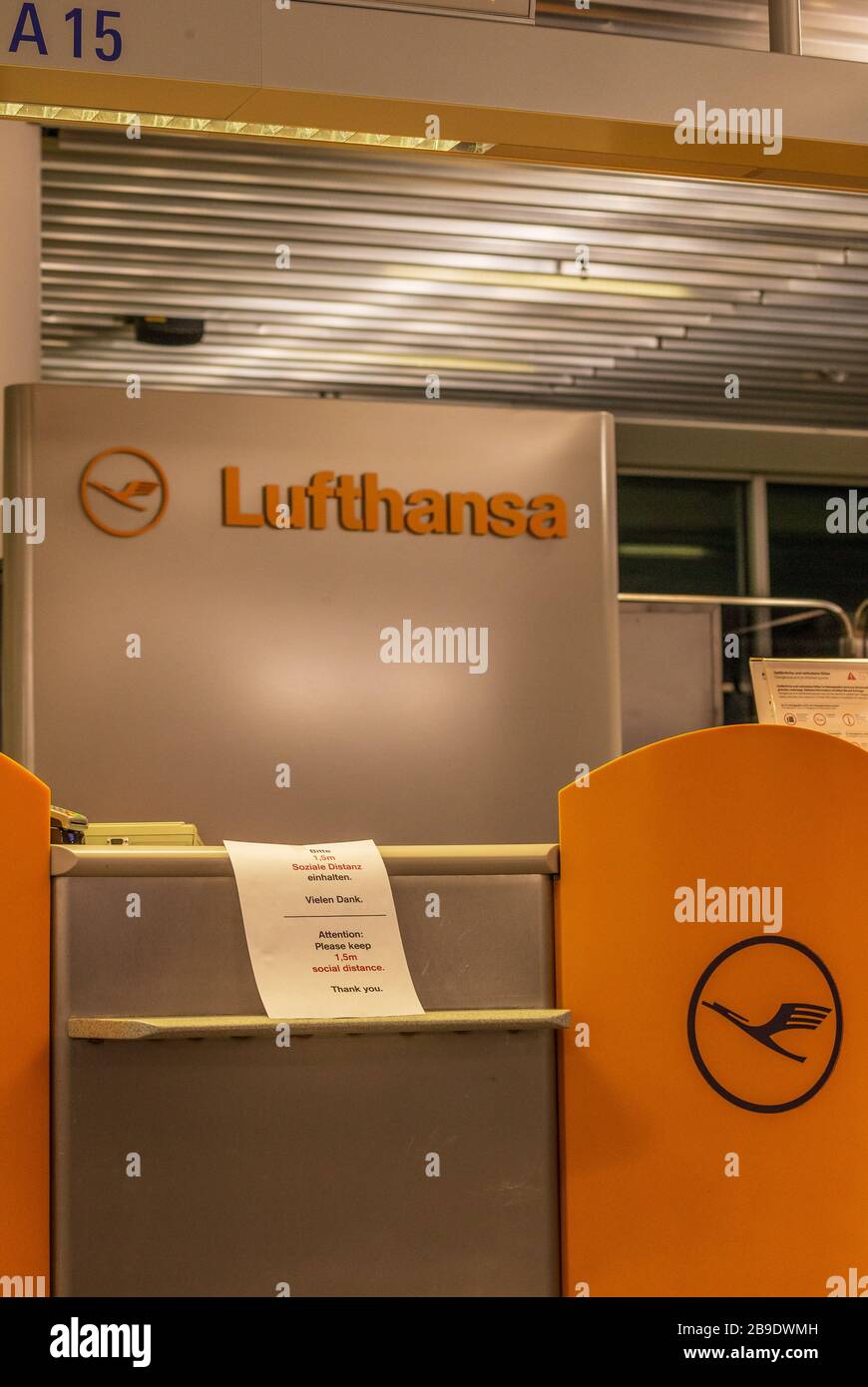 Aéroport de Francfort, Allemagne - 23 mars 2020: Signez dans un comptoir d'enregistrement Lufthansa en indiquant « Veuillez garder 1,5m de distance sociale » en allemand et en anglais Banque D'Images