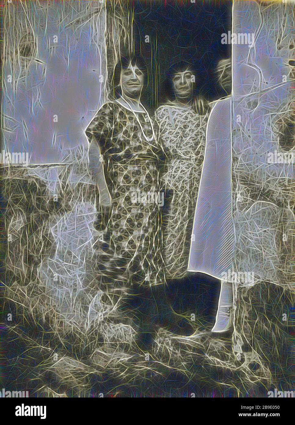 Trois prostituées, rue Asselin, Eugène Atget (français, 1857 - 1927), Et Berenice Abbott (américain, 1898 - 1991), Paris, France, négatif 1924 - 1925, imprimé vers 1950, imprimé gélatin argent, 23,5 x 17,3 cm (9 1,4 x 6 13,16 po, réinventé par Gibon, design de brillant gai chaud de luminosité et de rayonnement de lumière. L'art classique réinventé avec une touche moderne. La photographie inspirée du futurisme, qui embrasse l'énergie dynamique de la technologie moderne, du mouvement, de la vitesse et révolutionne la culture. Banque D'Images