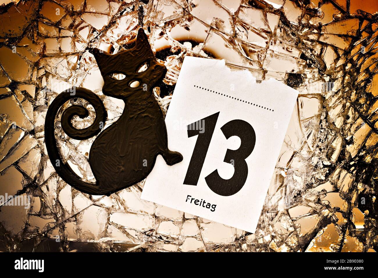 Feuille De Calendrier Vendredi 13 Et Chat Noir Sur Miroir Casse Kalenderblatt Freitag Der 13 Und Schwarze Katze Auf Zerbrochenem Spiegel Photo Stock Alamy