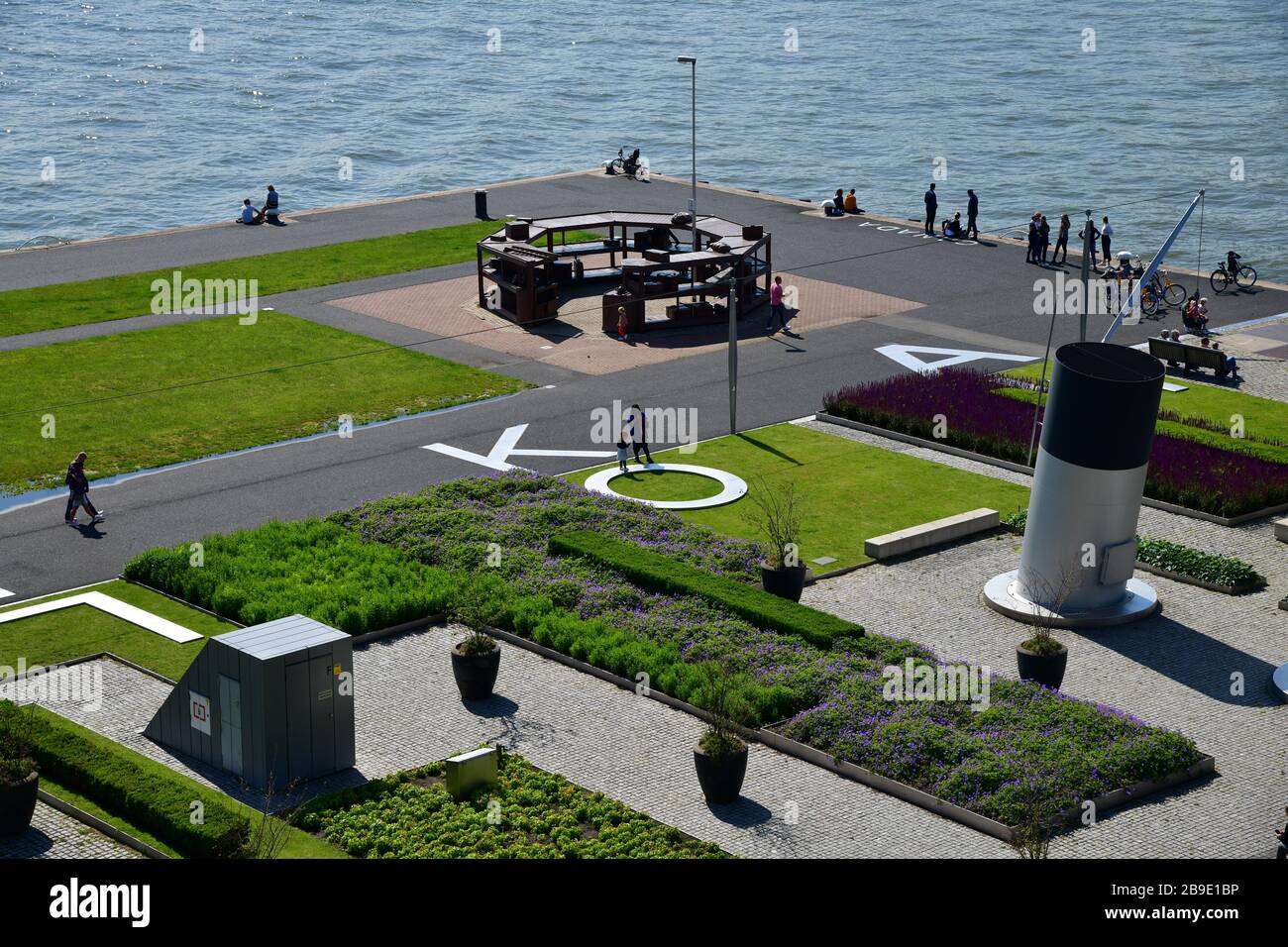 Vue d'en haut à la dernière extrémité du quai Kop van Zuid à Rotterdam pour capturer l'histoire des quais des bateaux de croisière Banque D'Images