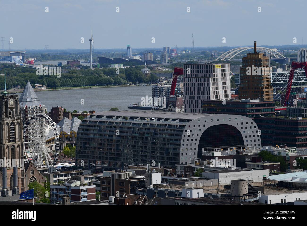 Centre-ville de Rotterdam avec des bâtiments historiques emblématiques ainsi que l'architecture contemporaine des dernières années avec la rivière Maas en arrière-plan Banque D'Images