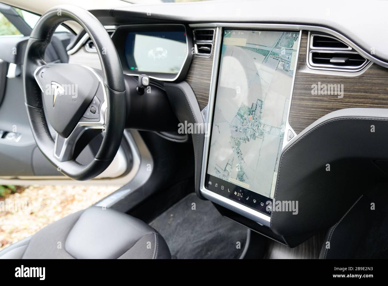 Bordeaux , Aquitaine / France - 12 04 2019 : tableau de bord tablette  numérique tesla sur volant noir modèle voiture électrique Photo Stock -  Alamy