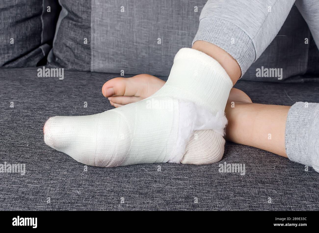 Gros plan sur une jeune fille de jambe en fibre de verre. Enfant avec