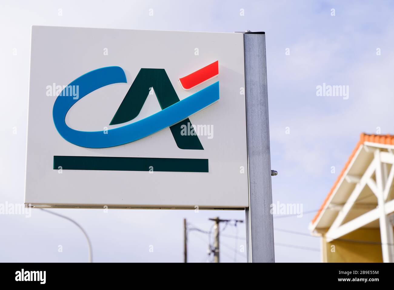Bordeaux , Aquitaine / France - 01 18 2020 : le logo du signe crédit agricole CA sur le bureau de magasin de façade de l'agence bancaire française Banque D'Images