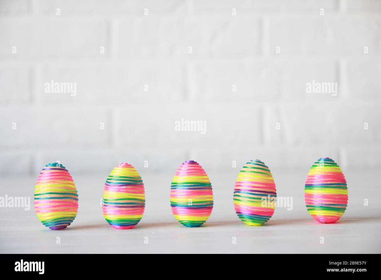 œufs de pâques en rangée sur fond blanc Banque D'Images