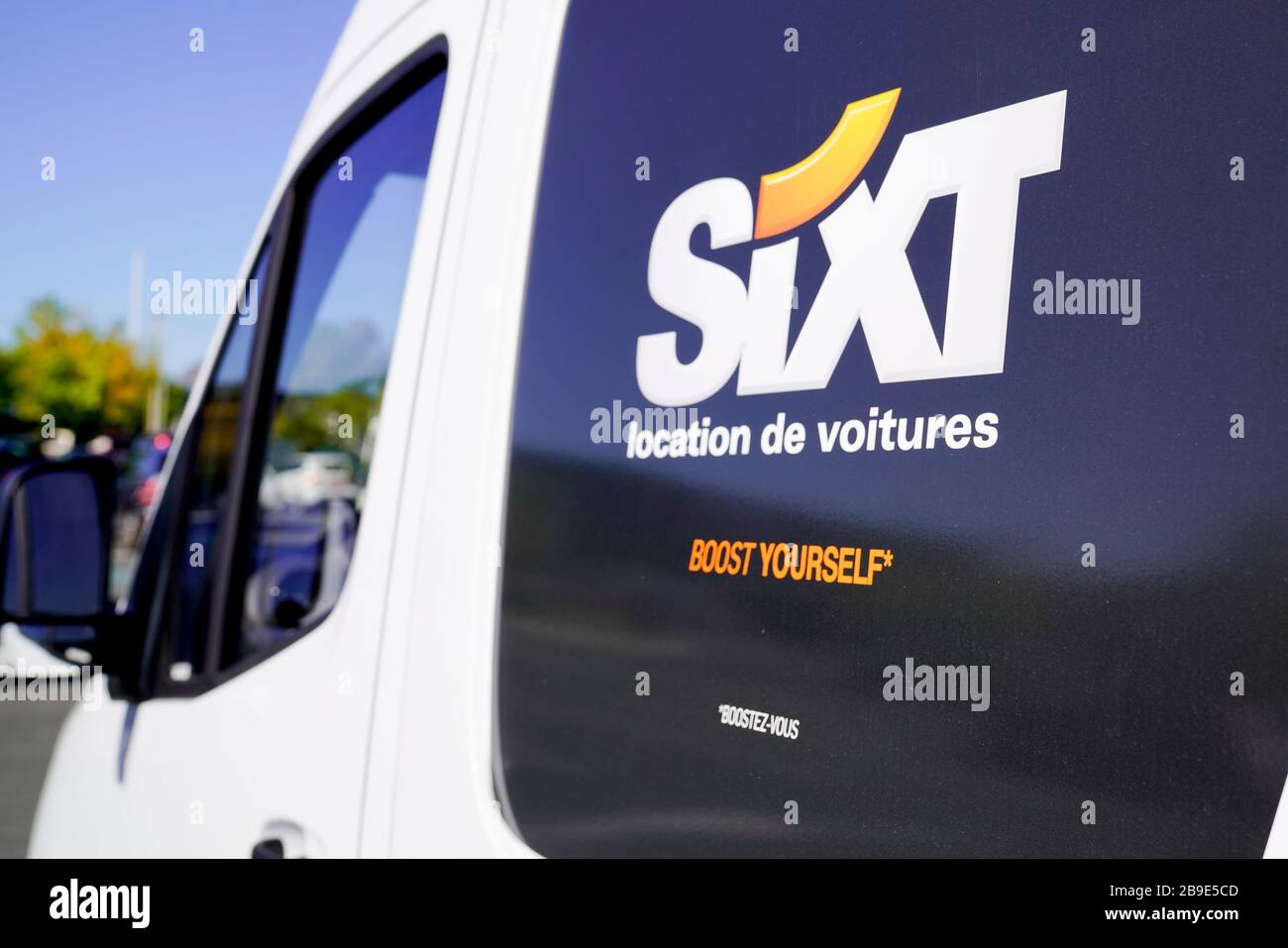 Bordeaux , Aquitaine / France - 10 11 2019 : détail louer van Sixt se Société européenne multinationale de location de voitures Banque D'Images