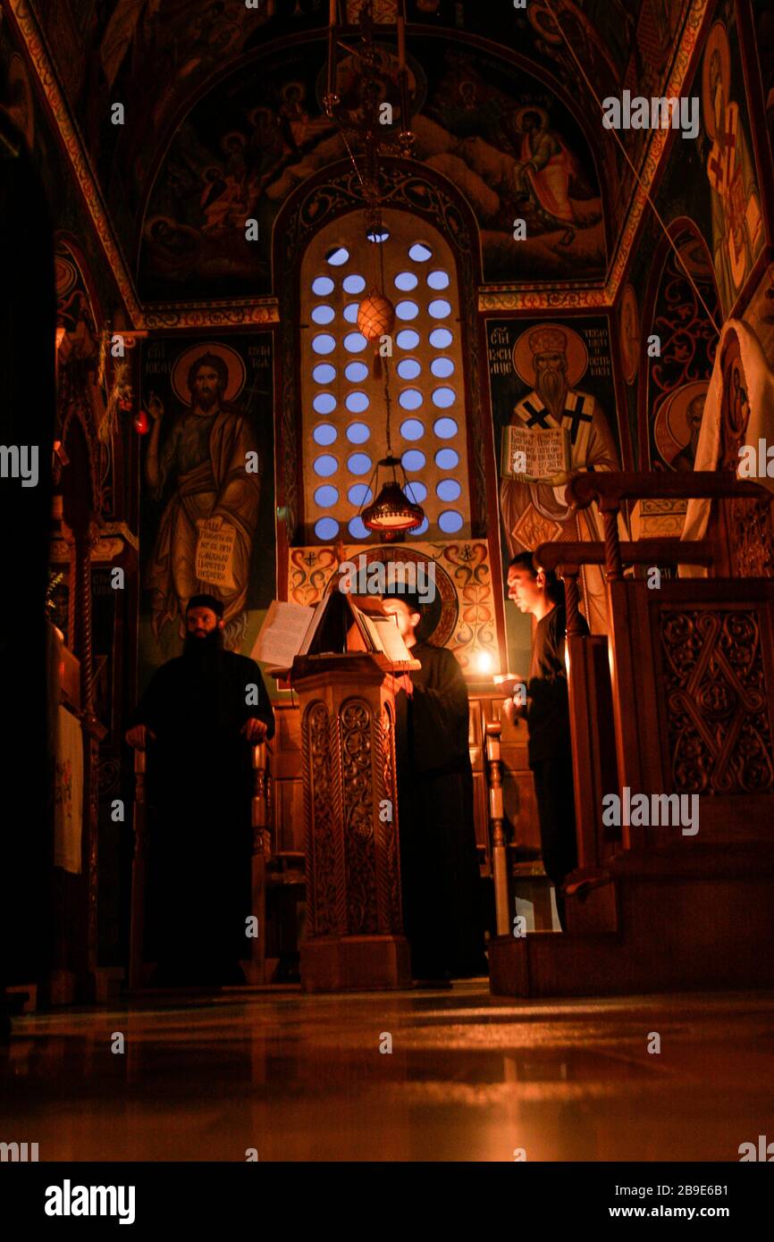 Les prêtres orthodoxes de Bosnie disent la prière de nuit avant l'activité matinale sur les vignes, au monastère de Tvrdos , dans une région éloignée dans le sud de la Bosnie Banque D'Images
