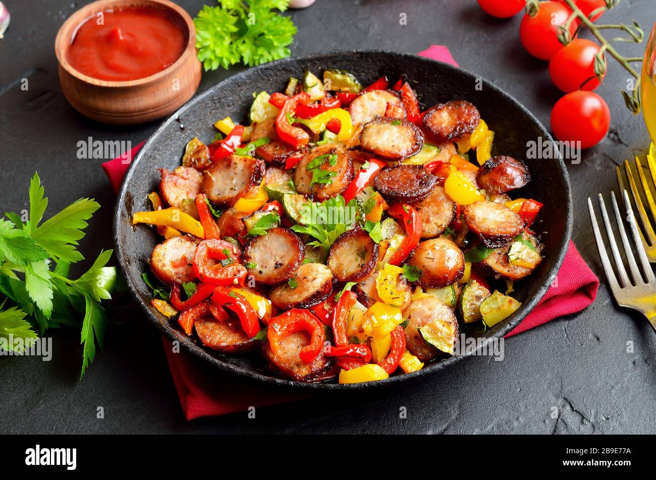 Légumes grillés avec saucisses et herbes dans la poêle à frire, gros plan Banque D'Images