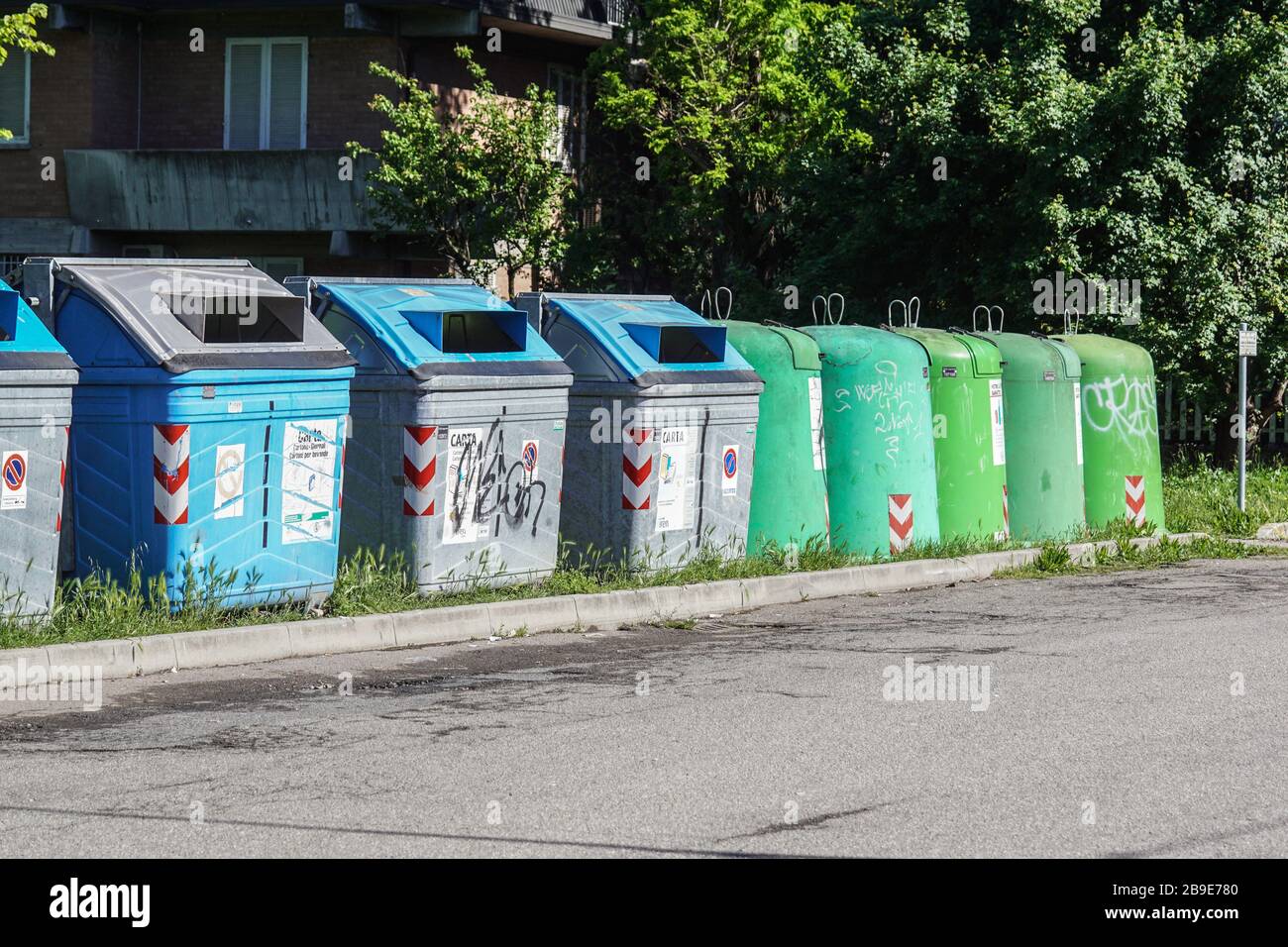 Italie , Rome , 17 mars 2020 : rangée de grandes poubelles à roues vertes pour ordures, recyclage et déchets de jardin Banque D'Images