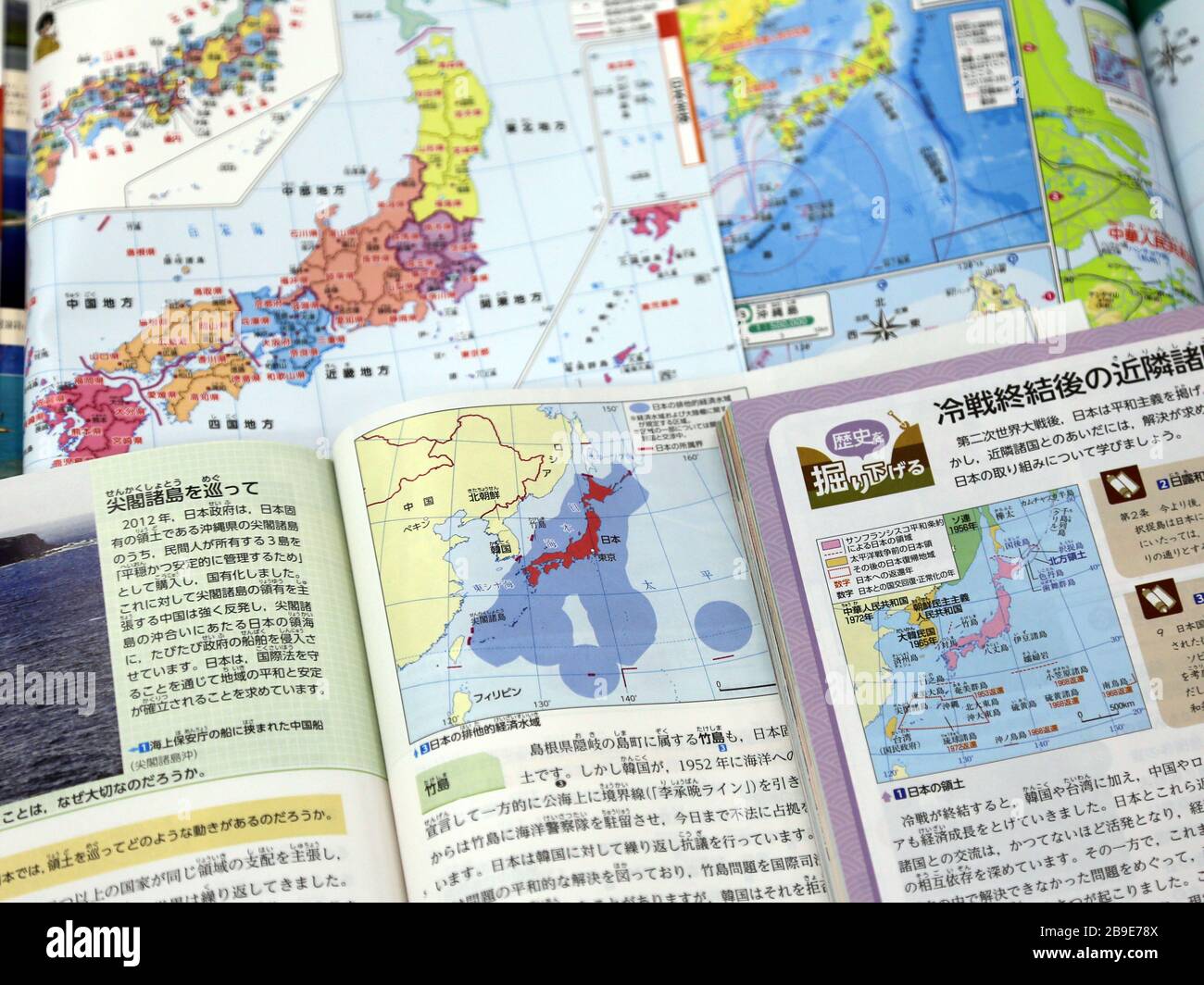 Nouveaux manuels scolaires japonais cette photo, prise le 24 mars 2020, montre de nouveaux manuels d'études sociales de l'école moyenne japonaise qui prétendent que la Corée du Sud occupe illégalement Dokdo en mer de l'est. Les manuels scolaires ont passé en revue le ministère japonais de l'éducation. (Yonhap)/2020-03-24 18:19:34/ photo via Newscom Banque D'Images