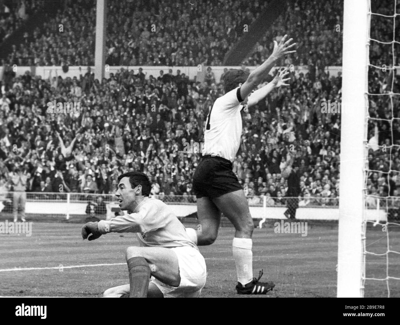 Englands WM Torhüter von 1966 Gordon Banks verstorben 12.02.2019. Fußball-Weltmeisterschaft 1966 en Angleterre. Finale: Angleterre - Deutschland (4:2) 30.07.1966 im Londoner Wembley Stadion. Torwart Gordon Banks (Engl.) nach dem 1:0 für Deutschland durch Wolfgang Weber (nicht auf dem Bild). Lothar Emmerich dreht jubelnd ab. *** Angleterre coupe du monde Goalkeeper 1966 Gordon Banks décédé 12 02 2019 Football coupe du monde 1966 en Angleterre finale Angleterre Allemagne 4 2 30 07 1966 à Londres Wembley Stadium Goalkeeper Gordon Banks Engl après le 1-0 pour l'Allemagne par Wolfgang Weber pas sur la photo Lothar Emmerich tourne Banque D'Images