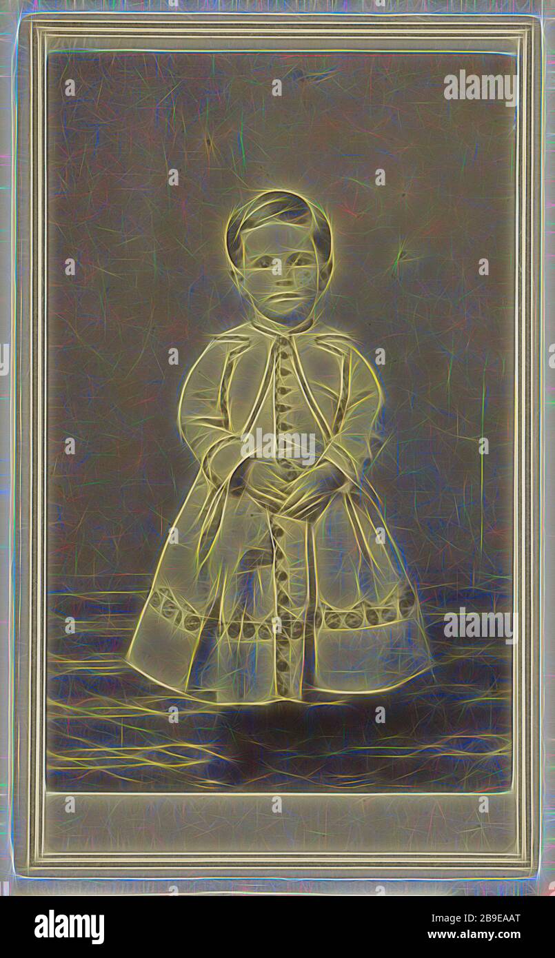 Dinkenspiel Boy garçon avec des cheveux courts, portant un vêtement de style robe, debout, William J. Shew (américain, 1820 - 1903), 1870 - 1875, Albumen argent imprimé, repensé par Gibon, le design de gaie chaleureuse et gaie de luminosité et de rayons de lumière radiance. L'art classique réinventé avec une touche moderne. La photographie inspirée du futurisme, qui embrasse l'énergie dynamique de la technologie moderne, du mouvement, de la vitesse et révolutionne la culture. Banque D'Images