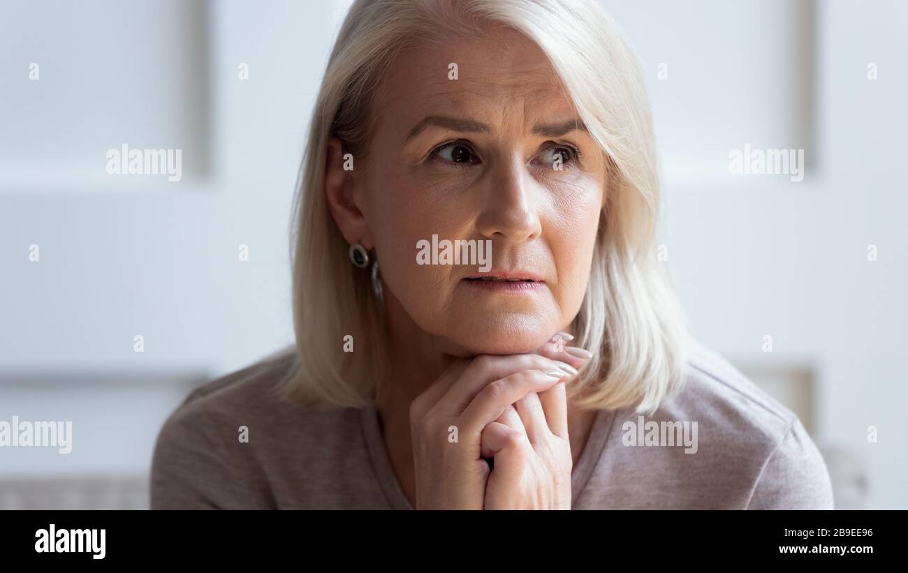 Le coup de tête mécontent bouleversé la femme âgée pensant aux problèmes Banque D'Images