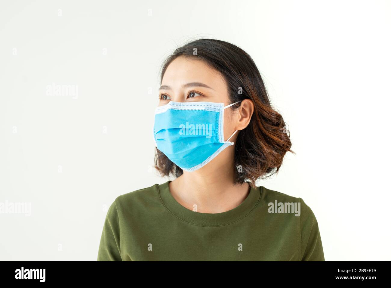 Femme portant un masque facial en raison de la pollution de l'air ou de l'épidémie de virus dans la ville Banque D'Images