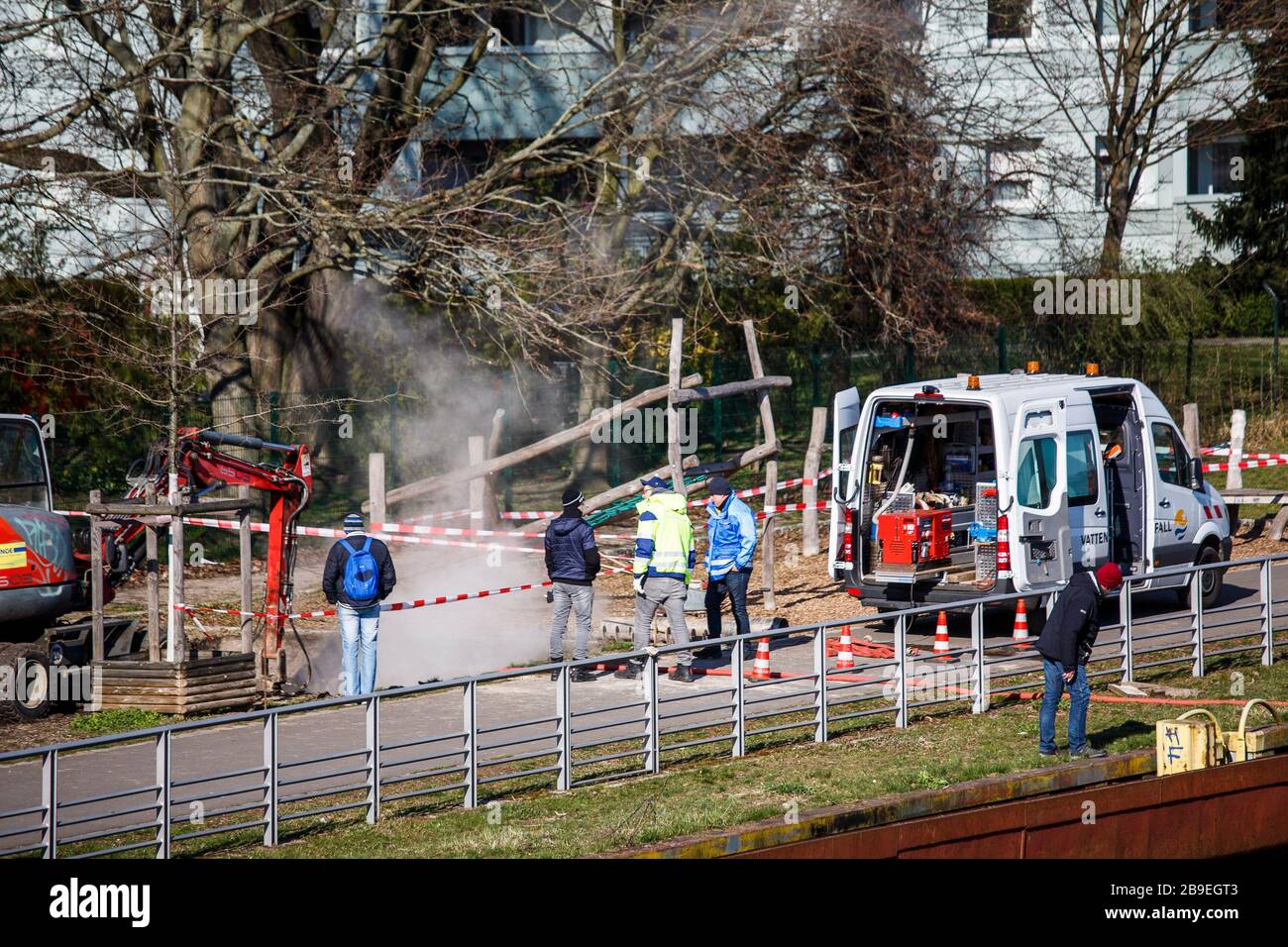 Berlin, Allemagne. 24 mars 2020. Les travailleurs de la construction se trouvent sur un site de construction ouvert après qu'une ligne d'approvisionnement a été endommagée. En raison d'une ligne d'approvisionnement endommagée, il n'y a pas eu d'approvisionnement en chaleur pour environ 20 000 appartements à Berlin-Spandau depuis lundi soir. Les maisons de retraite et de soins infirmiers, les entreprises commerciales et les institutions publiques sont également touchées. Une société de génie civil avait causé des dégâts à la ligne pendant les travaux de forage près de la rivière Havel. Crédit: Carsten Koall/dpa/Alay Live News Banque D'Images