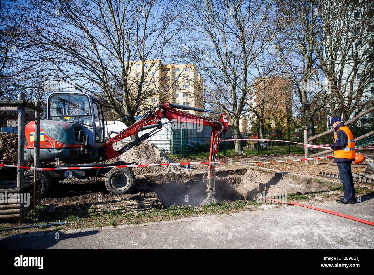 Berlin, Allemagne. 24 mars 2020. Les travailleurs de la construction se trouvent sur un site de construction ouvert après qu'une ligne d'approvisionnement a été endommagée. En raison d'une ligne d'approvisionnement endommagée, il n'y a pas eu d'approvisionnement en chaleur pour environ 20 000 appartements à Berlin-Spandau depuis lundi soir. Les maisons de retraite et de soins infirmiers, les entreprises commerciales et les institutions publiques sont également touchées. Une société de génie civil avait causé des dégâts à la ligne pendant les travaux de forage près de la rivière Havel. Crédit: Carsten Koall/dpa/Alay Live News Banque D'Images