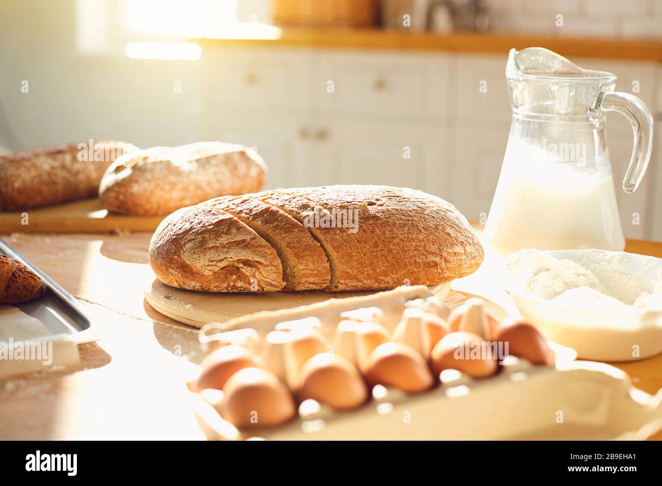 Pain boulanger. Du pain frais fait maison sur une table dans la cuisine. Banque D'Images
