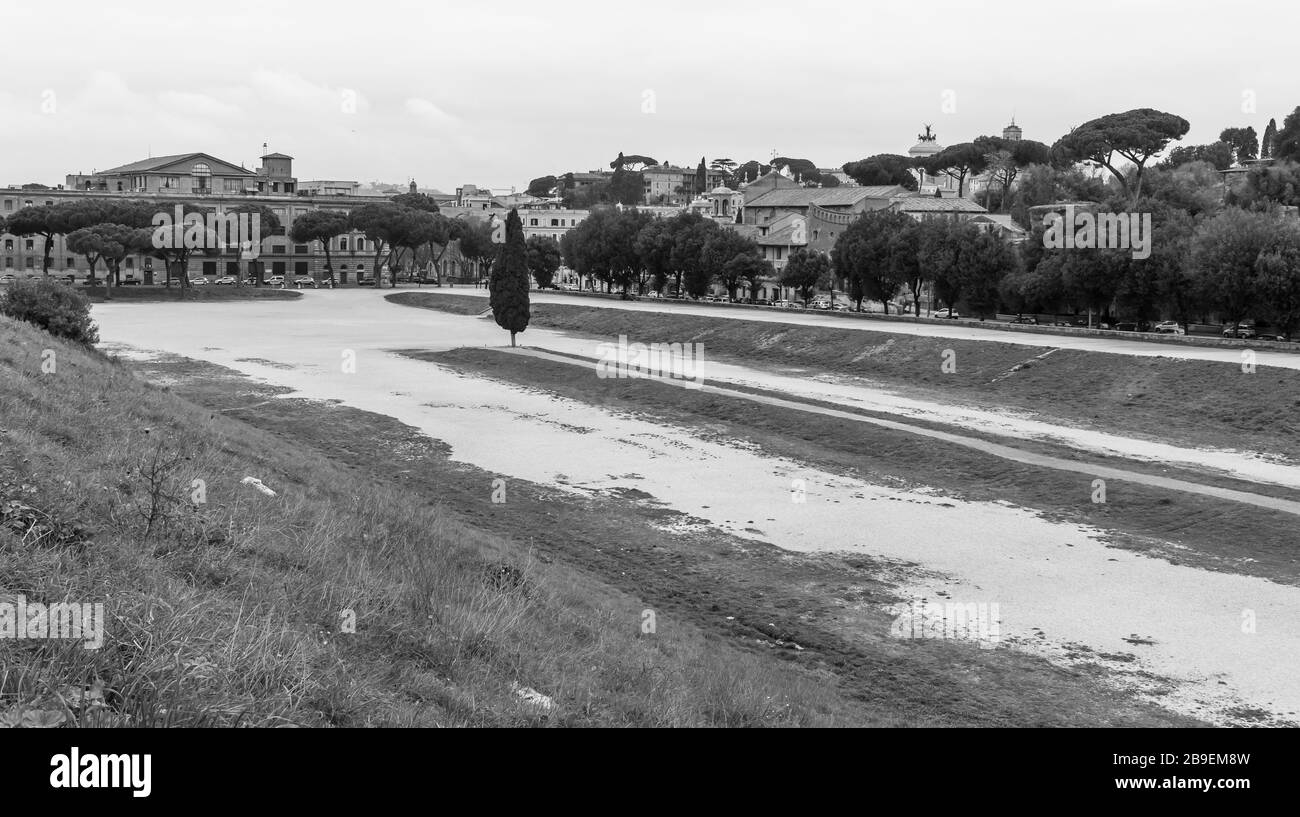 Suite à l'épidémie de coronavirus, le gouvernement italien a décidé d'un couvre-feu massif, laissant même la vieille ville totalement désertée Banque D'Images