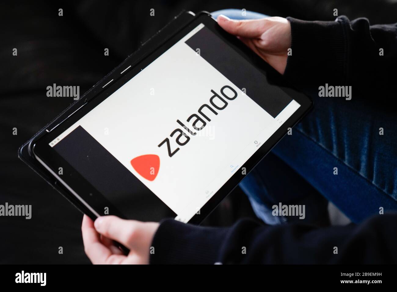 Bordeaux , Aquitaine / France - 11 25 2019 : zalando logo signer app chaussures boutique sur Internet application Store sur écran tablette Banque D'Images