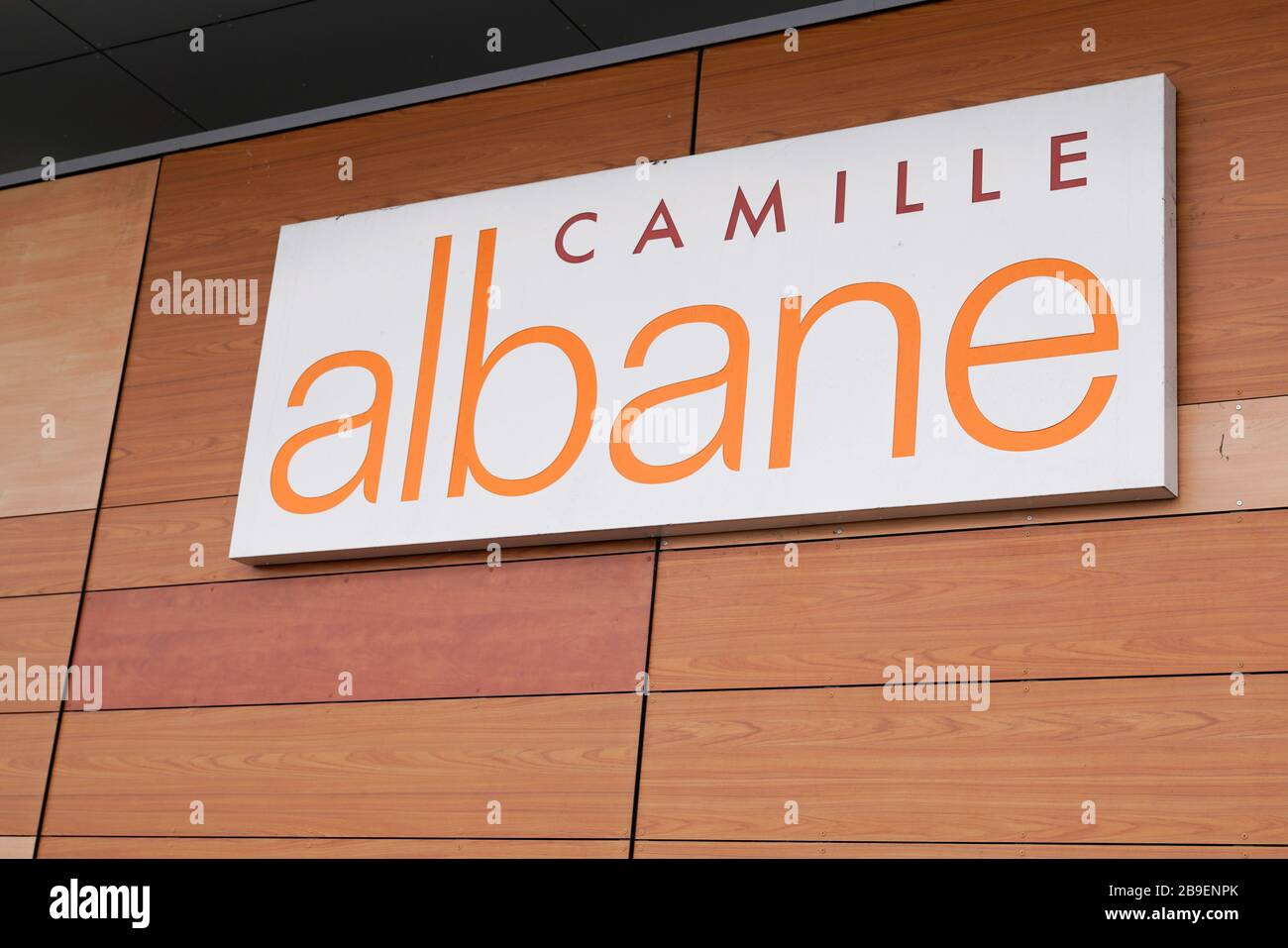 Bordeaux , Aquitaine / France - 02 21 2020 : camille albane logo boutique avant boutique femmes salon de coiffure français Banque D'Images