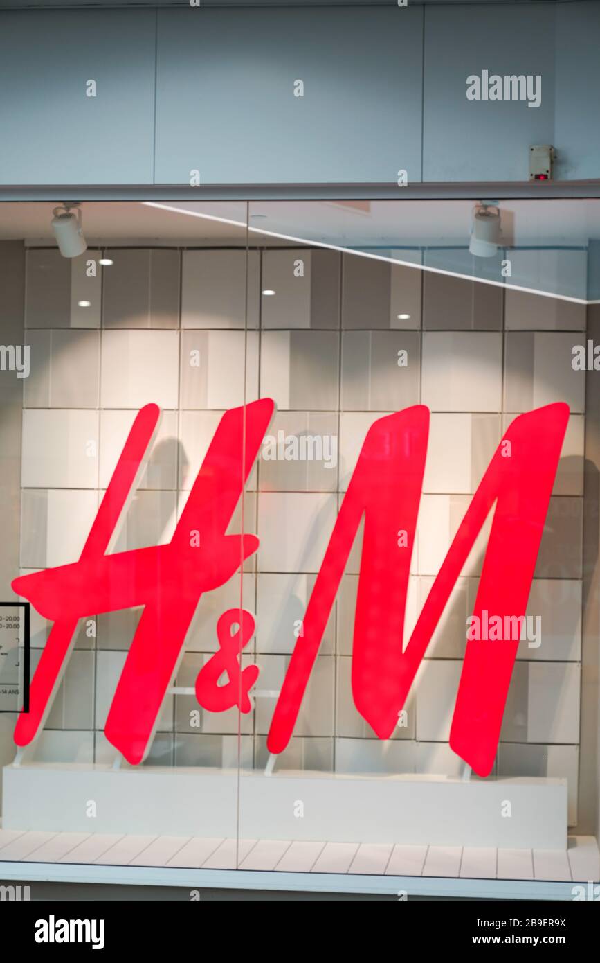 Bordeaux , Aquitaine / France - 09 27 2019 : magasin H&M H M Compagnie  suédoise multinationale de vente au détail de vêtements détaillant mondial  de vêtements Photo Stock - Alamy